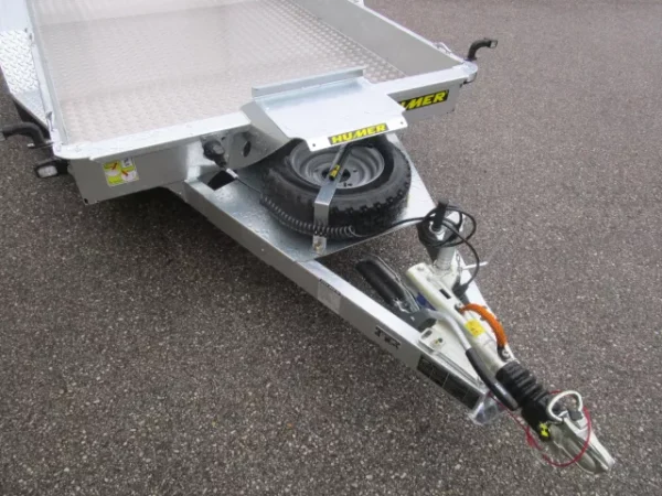 670297_aktionsanhaenger_gh126_aluboden_baggerauflage_staubox_auffahrschienen_v1.JPG.webp Baumaschinenanhänger HUMER H10GH126S‑35