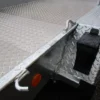 670298_aktionsanhaenger_gh126_aluboden_baggerauflage_staubox_auffahrschienen_ladungssicherung.JPG.webp Baumaschinenanhänger HUMER H10GH126S‑35
