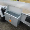 670299_aktionsanhaenger_gh126_aluboden_baggerauflage_staubox_auffahrschienen_box.JPG.webp Baumaschinenanhänger HUMER H10GH126S‑35