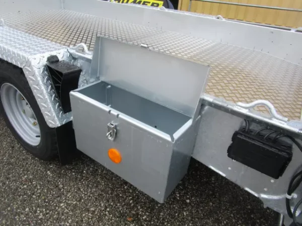 670299_aktionsanhaenger_gh126_aluboden_baggerauflage_staubox_auffahrschienen_box.JPG.webp Baumaschinenanhänger HUMER H10GH126S‑35