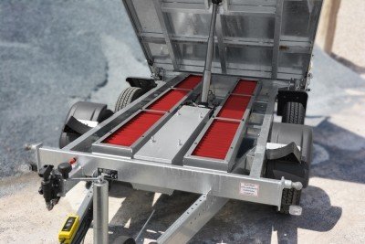 Kipper TRIUS SHDK O2 27-30-18.2 mit verzinkten Bordwänden und Handpumpe.