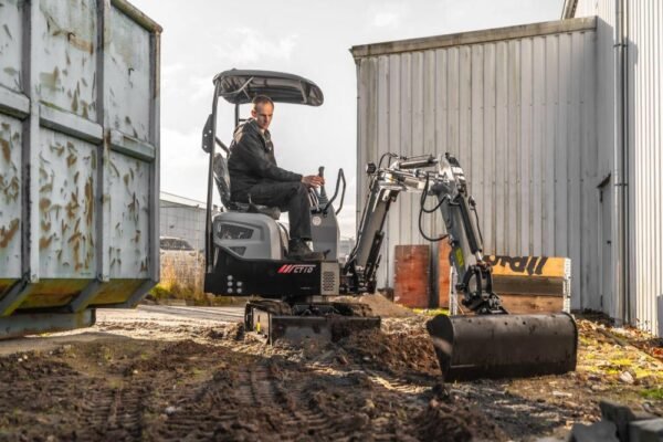 Minibagger „Bobmaster Pro“ – Diesel, 890 kg mit Knickarm + Schaufel-Set