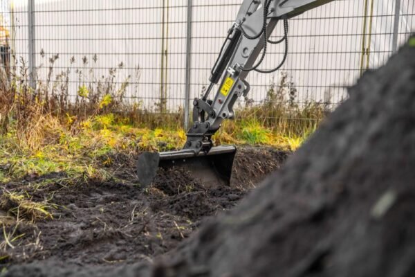 Minibagger „Bobmaster Pro“ – Diesel, 890 kg mit Knickarm + Schaufel-Set