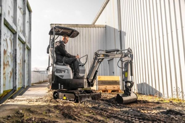 Minibagger „Bobmaster Pro“ – Diesel, 890 kg mit Knickarm + Schaufel-Set