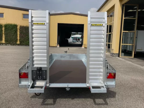 aktionsanhaenger_wl300v_305x159x30_3000kg_alu_rampen_neues_system_h1.jpg.webp Baumaschinenanhänger HUMER H02ABU3015‑30‑14AR