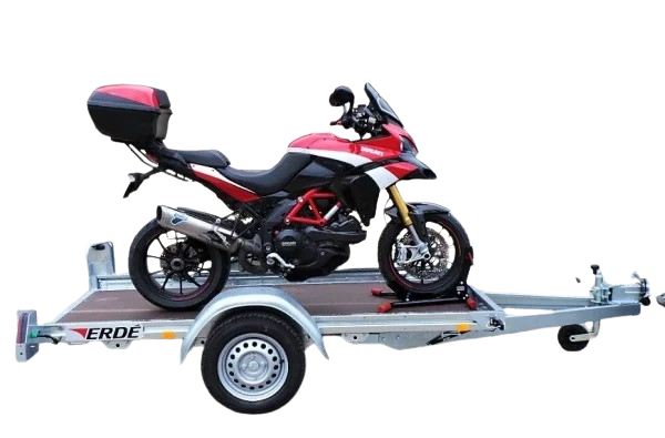porte-moto-plateau-250m-x-130m-750-kg-erde-600x395-removebg-preview-1.png Motorradanhänger 2,50 m x 1,30 m 750 kg ERDE