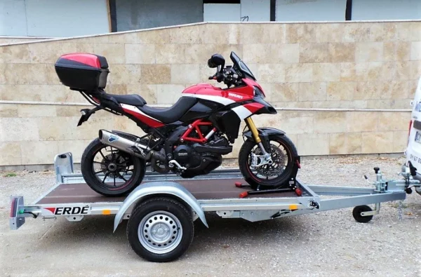 porte-moto-plateau-250m-x-130m-750-kg-erde.webp Motorradanhänger 2,50 m x 1,30 m 750 kg ERDE